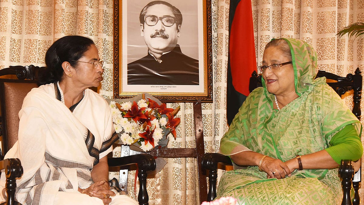 কলকাতার হোটেল তাজ বেঙ্গলে গতকাল সন্ধ্যায় প্রধানমন্ত্রী শেখ হাসিনার সঙ্গে সাক্ষাৎ করেন পশ্চিমবঙ্গের মুখ্যমন্ত্রী মমতা বন্দ্যোপাধ্যায়।  ছবি: বাসস