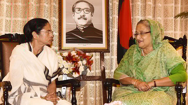 কলকাতার হোটেল তাজ বেঙ্গলে গতকাল সন্ধ্যায় প্রধানমন্ত্রী শেখ হাসিনার সঙ্গে সাক্ষাৎ করেন পশ্চিমবঙ্গের মুখ্যমন্ত্রী মমতা বন্দ্যোপাধ্যায়।  ছবি: বাসস