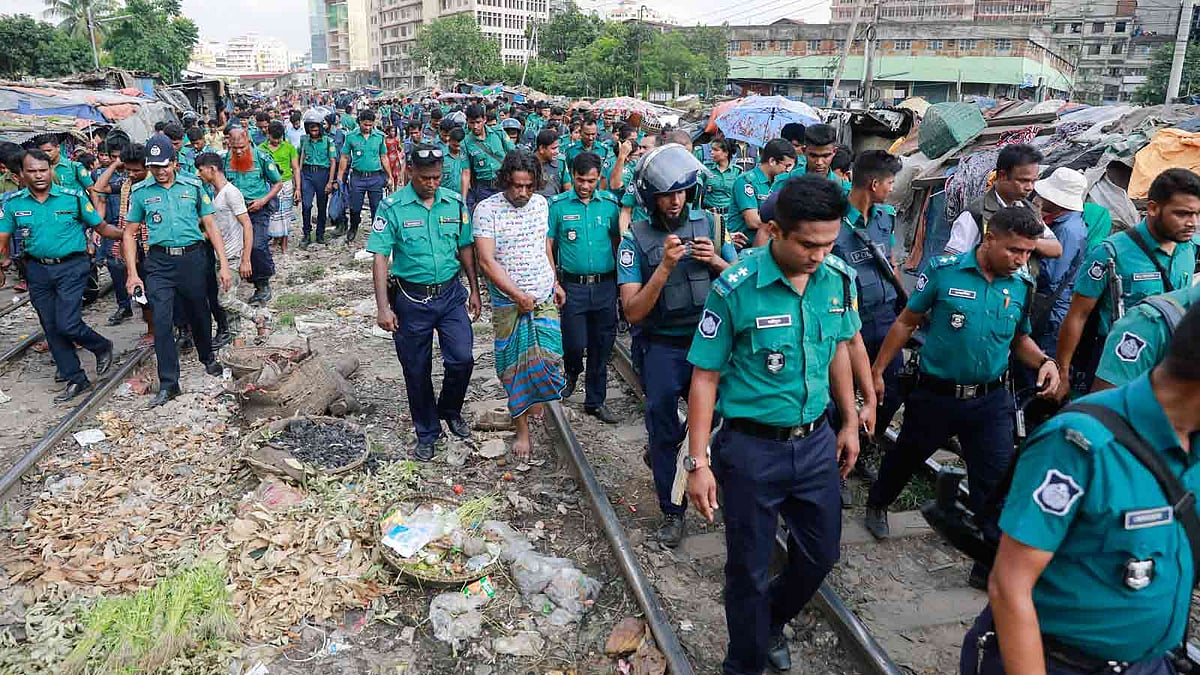 রাজধানীর কারওয়ান বাজারে মাদকবিরোধী অভিযান। ছবি: প্রথম আলো
