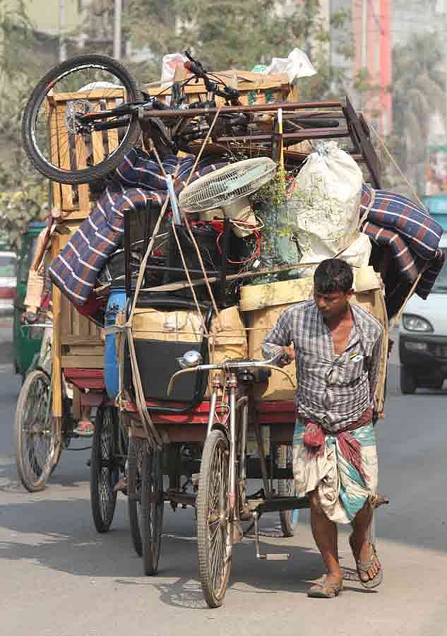 নতুন বছর শুরুই হয় ভাড়া বৃদ্ধির আতঙ্ক দিয়ে। ছবি: প্রথম আলো