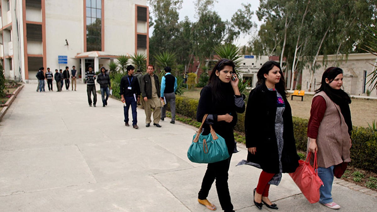 পাকিস্তানের একটি বিশ্ববিদ্যালয়ের শিক্ষার্থীরা। ছবি: এএফপি