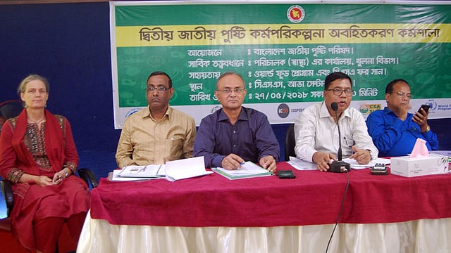 খুলনার অতিরিক্ত বিভাগীয় কমিশনার (সার্বিক) মোহাম্মদ ফারুক হোসেন দ্বিতীয় জাতীয় পুষ্টি কর্মপরিকল্পনা অবহিতকরণ কর্মশালায় প্রধান অতিথি হিসেবে বক্তৃতা করেন। সিএসএস আভা সেন্টার, খুলনা। ২৭ মে ২০১৮। ছবি: পিআইডির সৌজন্য