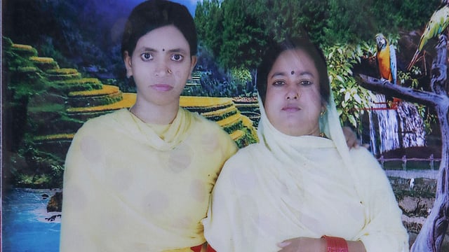 ঢাকায় যাওয়ার আগে বান্ধবীর সঙ্গে সাবিনা। ছবিতে তিনি বঁায়ে। প্রথম আলো