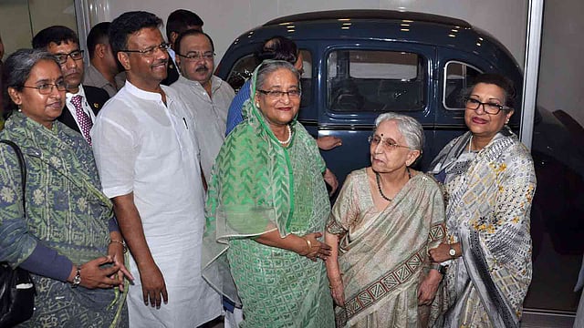 নেতাজির ঐতিহাসিক সেই গাড়ির সামনে শেখ হাসিনা, শেখ রেহানাসহ অন্যরা। ছবি: ভাস্কর মুখার্জি
