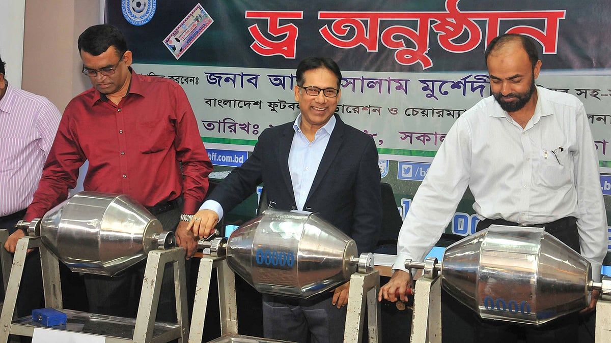 বাফুফে লটারির ড্র শনিবার বাফুফে ভবনে অনুষ্ঠিত হয়। ছবি: সংগৃহীত