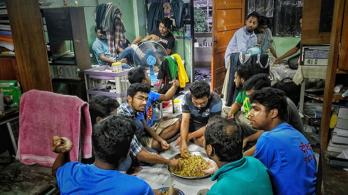 হলে এভাবেই দল বেঁধে ইফতার করেন শিক্ষার্থীরা। ছবিটি বুয়েটের তিতুমীর হলে তোলা। ছবি: প্রান্ত