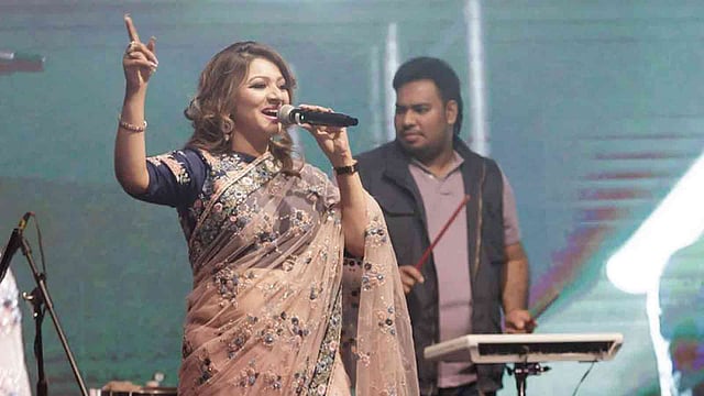 রোহিঙ্গাদের জন্য তহবিল গঠন অনুষ্ঠানে গান গেয়েছেন আঁখি আলমগীর। ছবি: সংগৃহীত