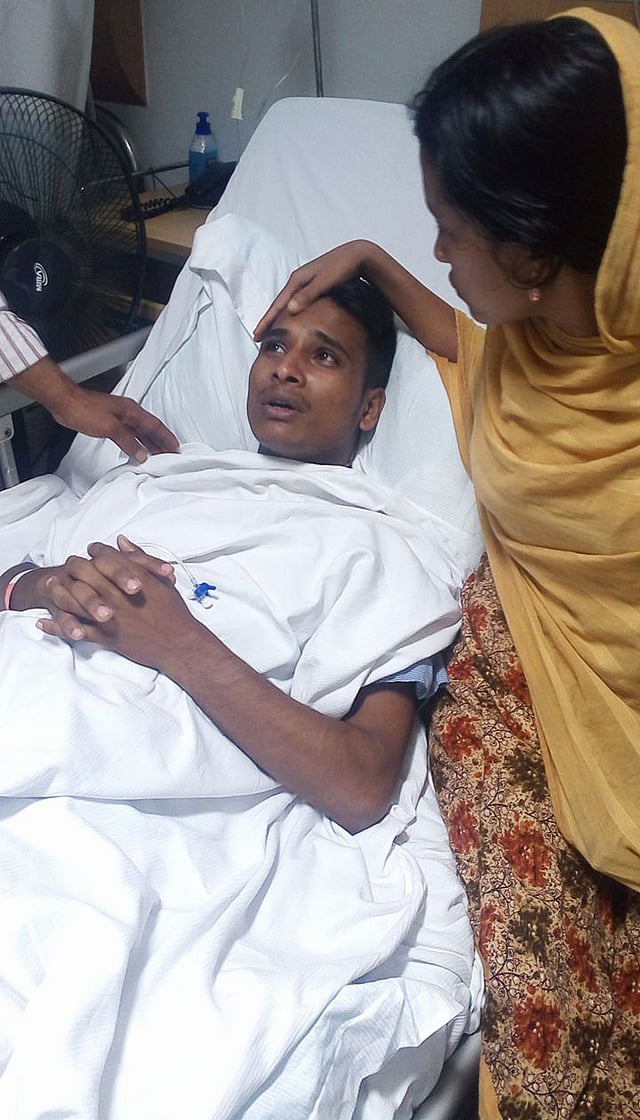 হাসপাতালে স্ত্রীর সঙ্গে রাসেল সরকার। ছবি: সংগৃহীত