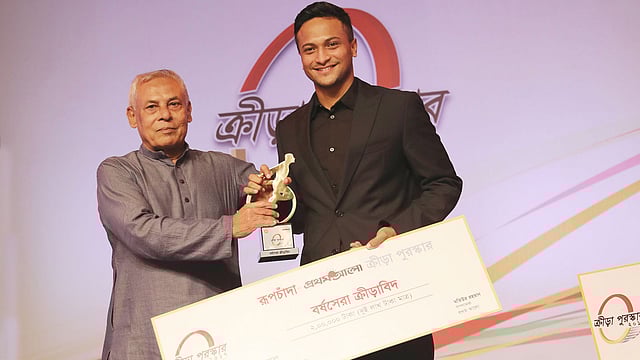 রূপচাঁদা-প্রথম আলো ২০১৭ সালের বর্ষসেরা ক্রীড়াবিদ হয়েছেন বাংলাদেশের টেস্ট ও টি-টোয়েন্টি দলের অধিনায়ক সাকিব আল হাসান। পুরস্কার গ্রহণ করছেন সাকিব। সোনারগাঁও হোটেল, ঢাকা, ২৮ মে। ছবি: তানভীর আহাম্মেদ