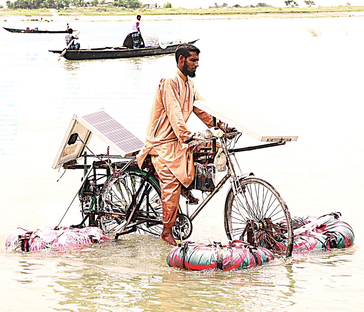 সাইকেলের চাকার দুই পাশে বাতাসভর্তি টিউব থাকায় সহজে ভারসাম্য রক্ষা হয়। গত মঙ্গলবার ফরিদপুর সদর উপজেলার ধলার মোড় এলাকায় পদ্মা নদীতে। ছবি: প্রথম আলো