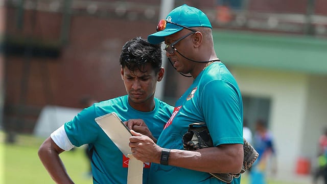 আফগানিস্তান সিরিজের আগে মোস্তাফিজকে নিয়ে সতর্ক কোচ কোর্টনি ওয়ালশ।