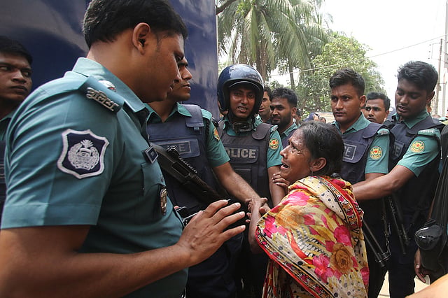 ছেলে সোহেলকে ছেড়ে দিতে পুলিশ সদস্যদের কাছে আরজি জানাচ্ছেন হেনা বেগম।