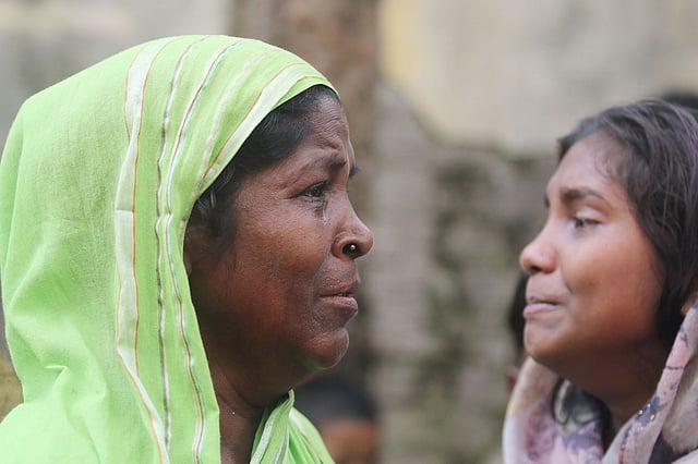 ফুলমতির দাবি, পুলিশ তাঁর নির্দোষ ছেলে হারুন মিয়াকে ধরে নিয়ে গেছে। তাই তিনি কান্নায় ভেঙে পড়েন, পাশে তাঁর মেয়ে হাসি।
