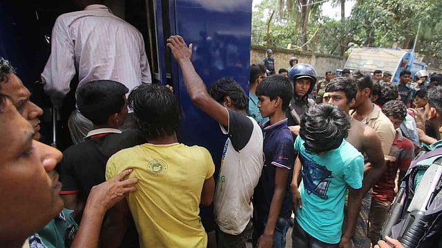 ধলপুরের ঢাকা দক্ষিণ সিটি করপোরেশন কর্মচারী স্টাফ কোয়ার্টারে পুলিশ মাদকবিরোধী অভিযান চালায়। অভিযান শেষে ৫৬ জনকে আটক করে গাড়িতে তোলা হচ্ছে। ধলপুর, যাত্রাবাড়ী, ঢাকা, ২৮ মে। ছবি: আবদুস সালাম