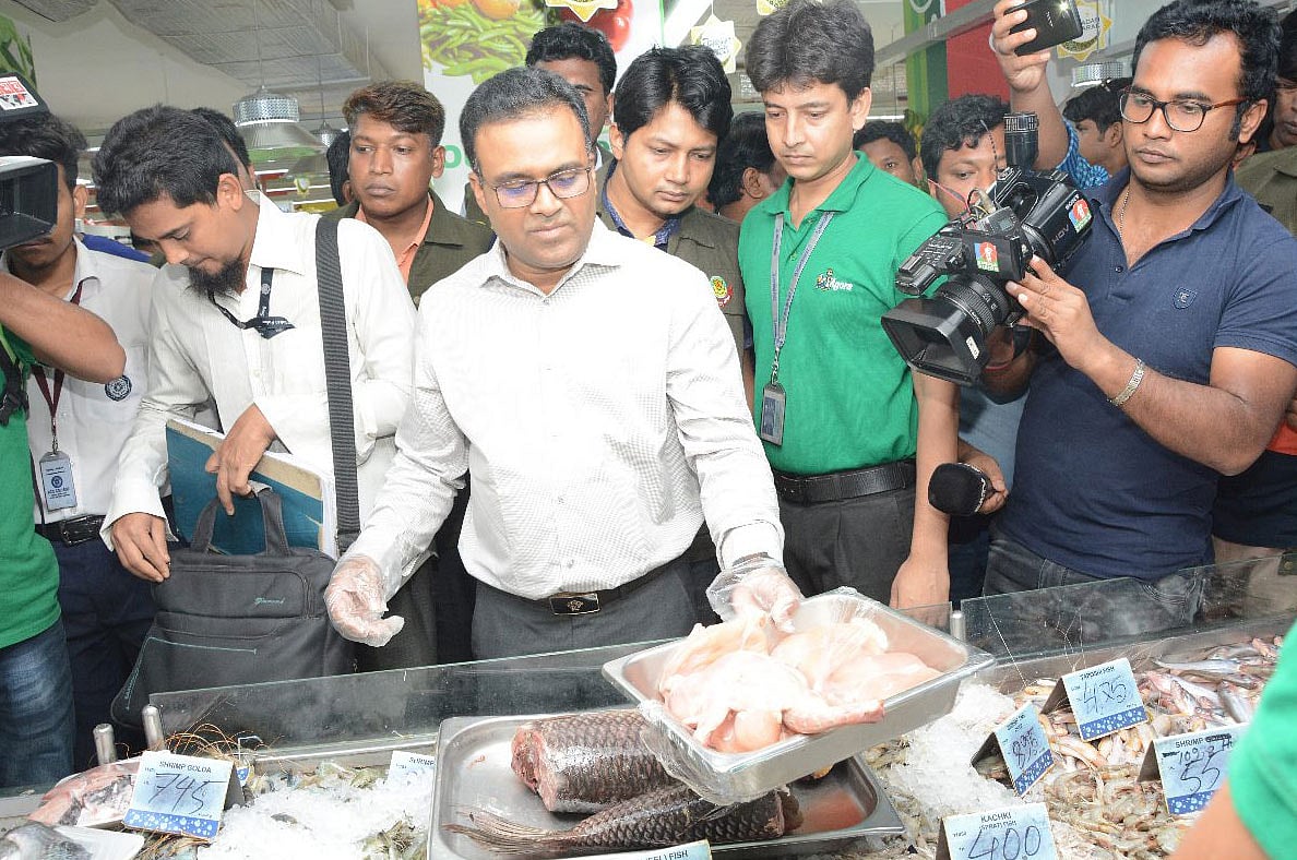 পচা মাছ রাখার দায়ে পাঁচ লাখ টাকা জরিমানা করা হয়েছে সুপারশপ আগোরাকে। সাংবাদিকদের পচা মাছ দেখাচ্ছেন ঢাকা মহানগর পুলিশের নির্বাহী ম্যাজিস্ট্রেট মশিউর রহমান। ছবিটি ফেসবুক থেকে নেওয়া