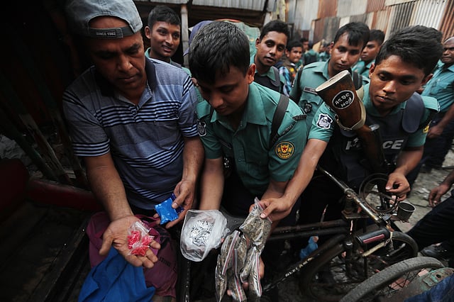 আইনশৃঙ্খলা রক্ষাকারী বাহিনীর অভিযানে জব্দ হওয়া কিছু মাদকদ্রব্য। কেল্লার মোড়, লালবাগ, ঢাকা, ২৯ মে। ছবি: সাজিদ হোসেন