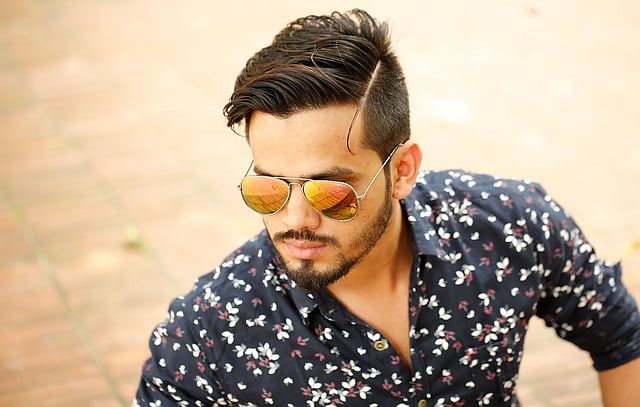 ডিসকানেকটেড পোম্পাডোর স্টাইলে সিঁথি করা হয় ক্ষুর দিয়ে