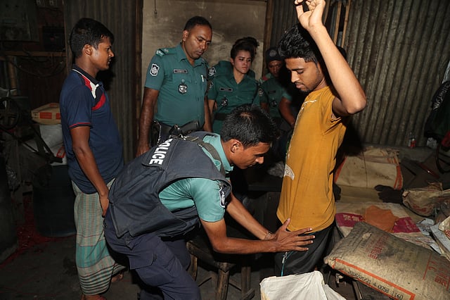 মাদকবিরোধী অভিযানের সময় এক যুবকের শরীর তল্লাশি করে দেখছেন আইনশৃঙ্খলা রক্ষাকারী বাহিনীর সদস্যরা। কেল্লার মোড়, লালবাগ, ঢাকা, ২৯ মে। ছবি: সাজিদ হোসেন