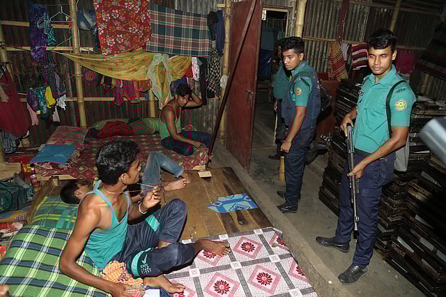 পুরান ঢাকার ইসলামবাগ এলাকায় মাদকবিরোধী অভিযান চালায় পুলিশ। কেল্লার মোড়, লালবাগ, ঢাকা, ২৯ মে। ছবি: সাজিদ হোসেন