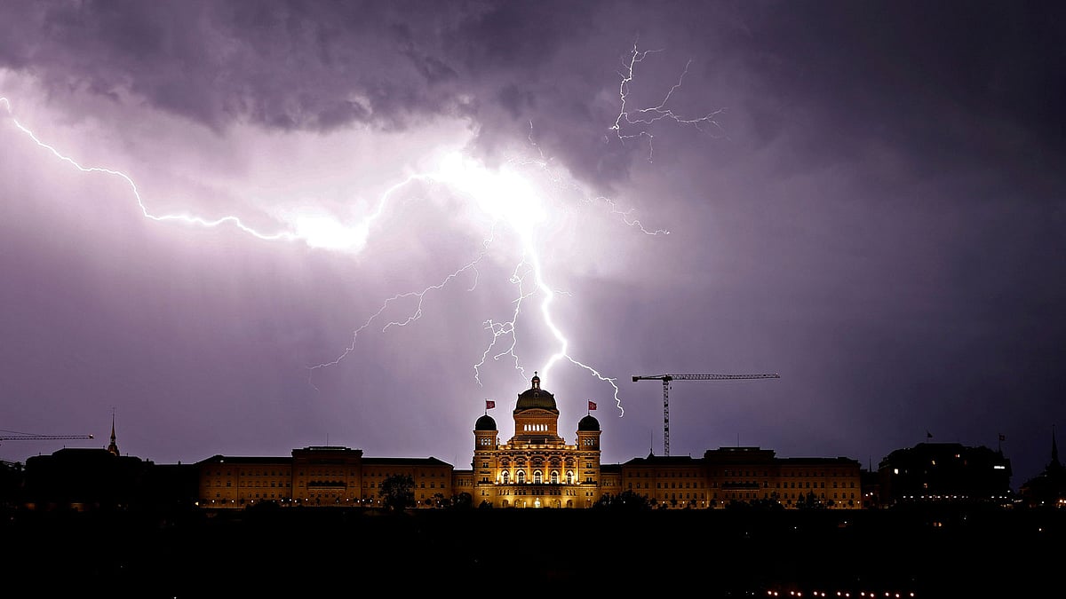 সুইজ ফেডারেল প্যালেসের উপরে বিদ্যুৎ চমকাচ্ছে। বের্ন, সুইজারল্যান্ড, ২৭ মে। ছবি: রয়টার্স
