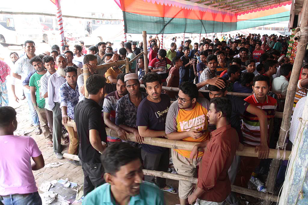 ঈদ উপলক্ষে আজ বুধবার থেকে দূরপাল্লার বাসের অগ্রিম টিকিট বিক্রি শুরু হয়েছে। টিকিট পেতে মানুষের ভিড়। গাবতলী বাস টার্মিনাল, ঢাকা, ৩০ মে। ছবি: প্রথম আলো