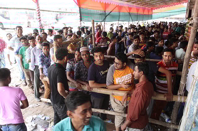 ঈদ উপলক্ষে আজ বুধবার থেকে দূরপাল্লার বাসের অগ্রিম টিকিট বিক্রি শুরু হয়েছে। টিকিট পেতে মানুষের ভিড়। গাবতলী বাস টার্মিনাল, ঢাকা, ৩০ মে। ছবি: প্রথম আলো