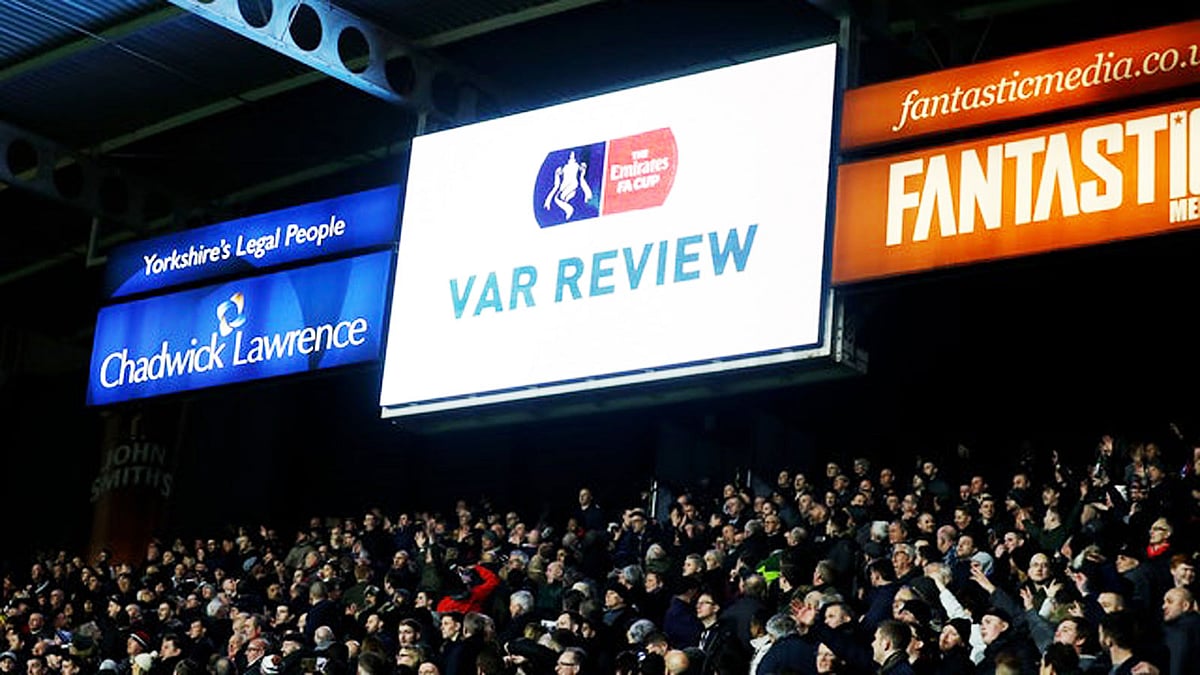 রাশিয়া বিশ্বকাপে লাল কার্ডের ব্যাপারেও সিদ্ধান্ত নেবে ভিএআর প্রযুক্তি। ছবি: টুইটার