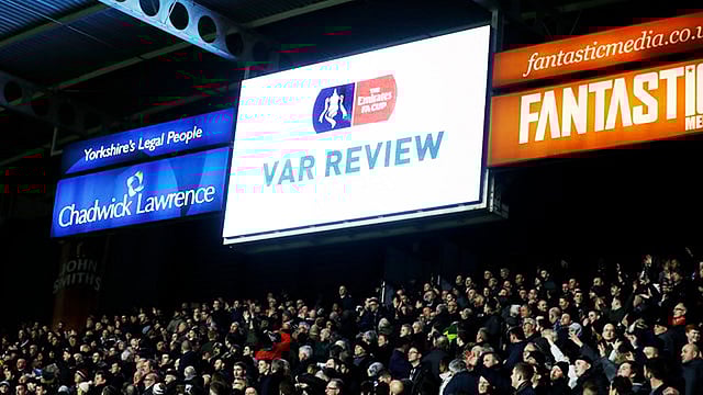 রাশিয়া বিশ্বকাপে লাল কার্ডের ব্যাপারেও সিদ্ধান্ত নেবে ভিএআর প্রযুক্তি। ছবি: টুইটার