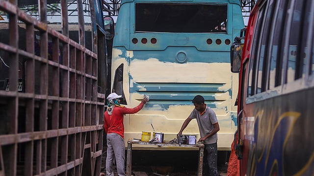 পুরোনো গাড়ি রং করার কাজ চলছে। ছবি: প্রথম আলো