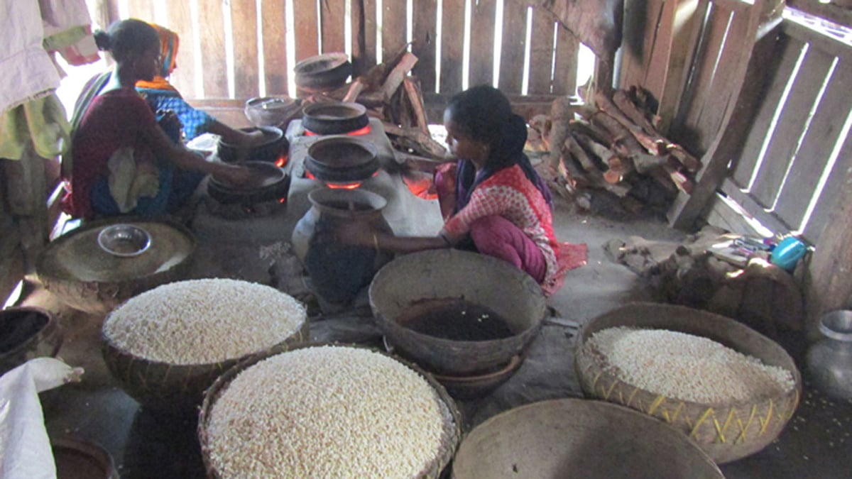 ঝালকাঠির নলছিটি উপজেলার ১২টি গ্রামের নারীরা এখন মুড়ি ভাজায় ব্যস্ত। সম্প্রতি  দক্ষিণ তিমিরকাঠি গ্রামে।  ছবি: প্রথম আলো