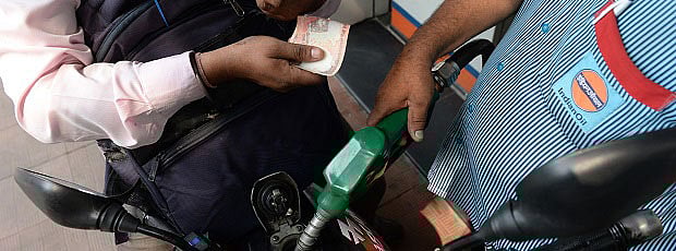 ভারতে ১৬ দিন দাম বাড়ার পর পেট্রল ও ডিজেলের দাম কমল ১ পয়সা। ছবি: এএফপি