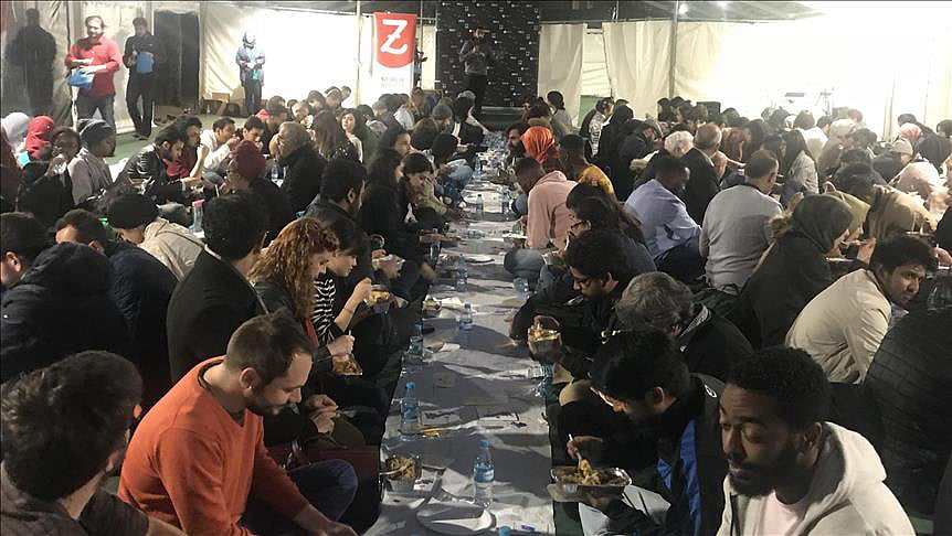 ২৩ মে ‘রামাদান ট্রেন্ট প্রজেক্ট’র আয়োজনে লন্ডনের মলেট স্ট্রিটে অনুষ্ঠিত উন্মুক্ত ইফতারে বিভিন্ন ধর্ম, বর্ণ ও শ্রেণি-পেশার শত শত লোক অংশ নেয়। ছবি: সংগৃহীত