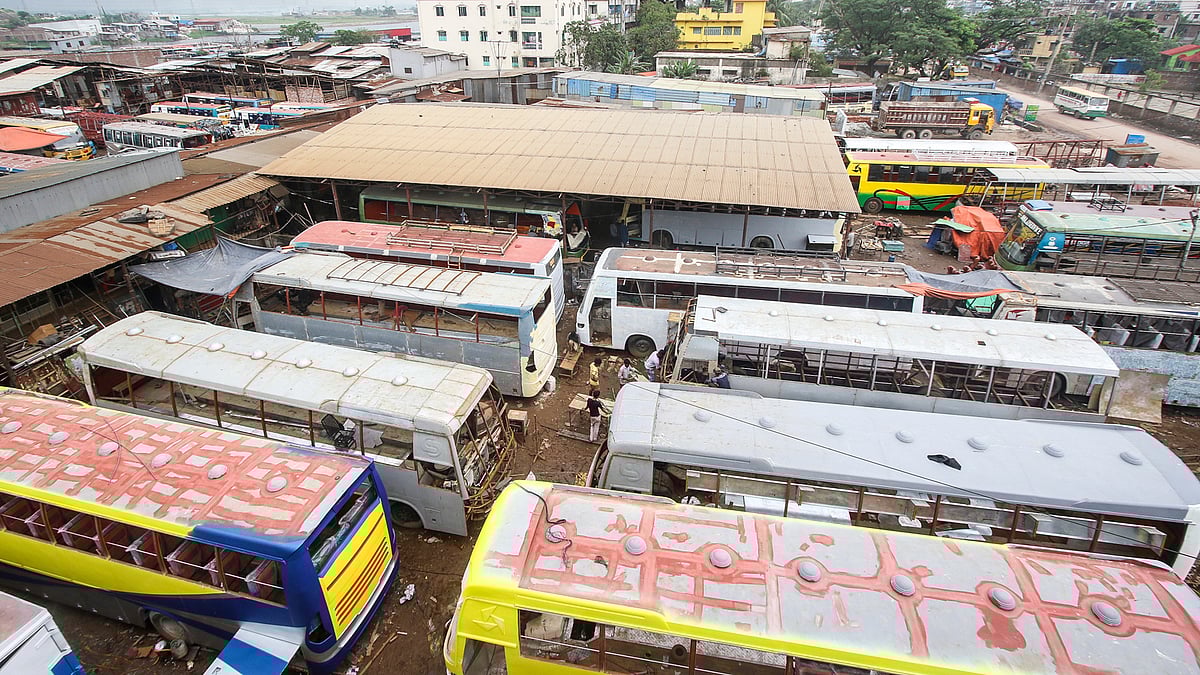 ডেমরার মাতুয়াইলের একটি কারখানায় পুরোনো গাড়ি রং করার জন্য জড়ো করা হয়েছে। ঢাকা, সাম্প্রতিক ছবি। ছবি: সাইফুল ইসলাম
