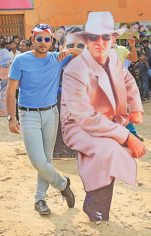 পোড়ামন ২ ছবিতে সালমান শাহ্‌র ছবির পাশে দাঁড়িয়ে আছেন সিয়াম