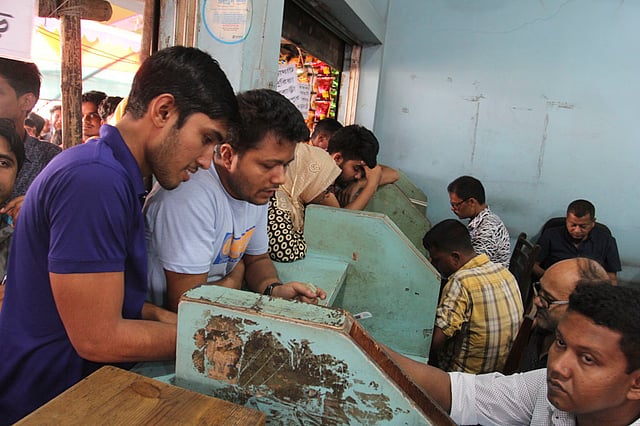বাসের অগ্রিম টিকিট কিনছেন টিকিটপ্রত্যাশীরা। গাবতলী বাস টার্মিনাল, ঢাকা, ৩০ মে। ছবি: প্রথম আলো