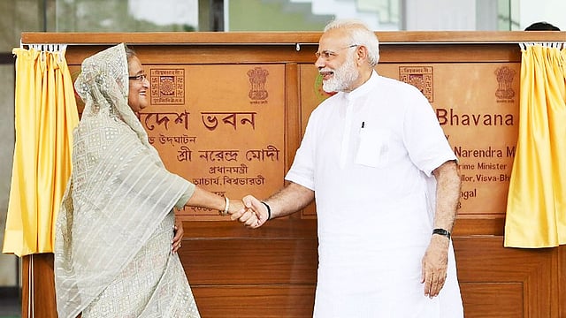 শান্তিনিকেতনে যৌথভাবে বাংলাদেশ ভবন উদ্বোধন করেন শেখ হাসিনা ও নরেন্দ্র মোদি
