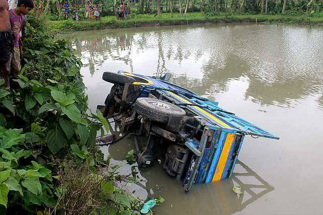 ইজিবাইকের সঙ্গে মুখোমুখি সংঘর্ষে পুকুরে পড়া পিকআপ ভ্যান। ফুলবাড়িয়া, নান্দাইল, ময়মনসিংহ, ৩১ মে। ছবি: প্রথম আলো