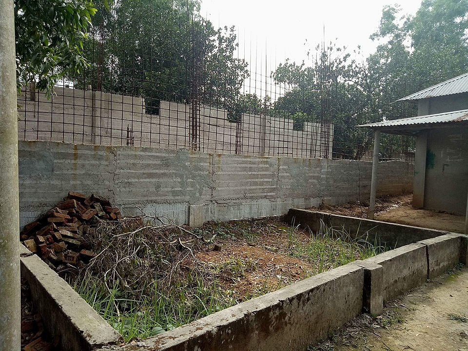 এই জায়গা নিয়ে বিরোধ। কবরস্থান ভেঙে ভবন নির্মাণের চেষ্টা। ছবি: সংগৃহীত