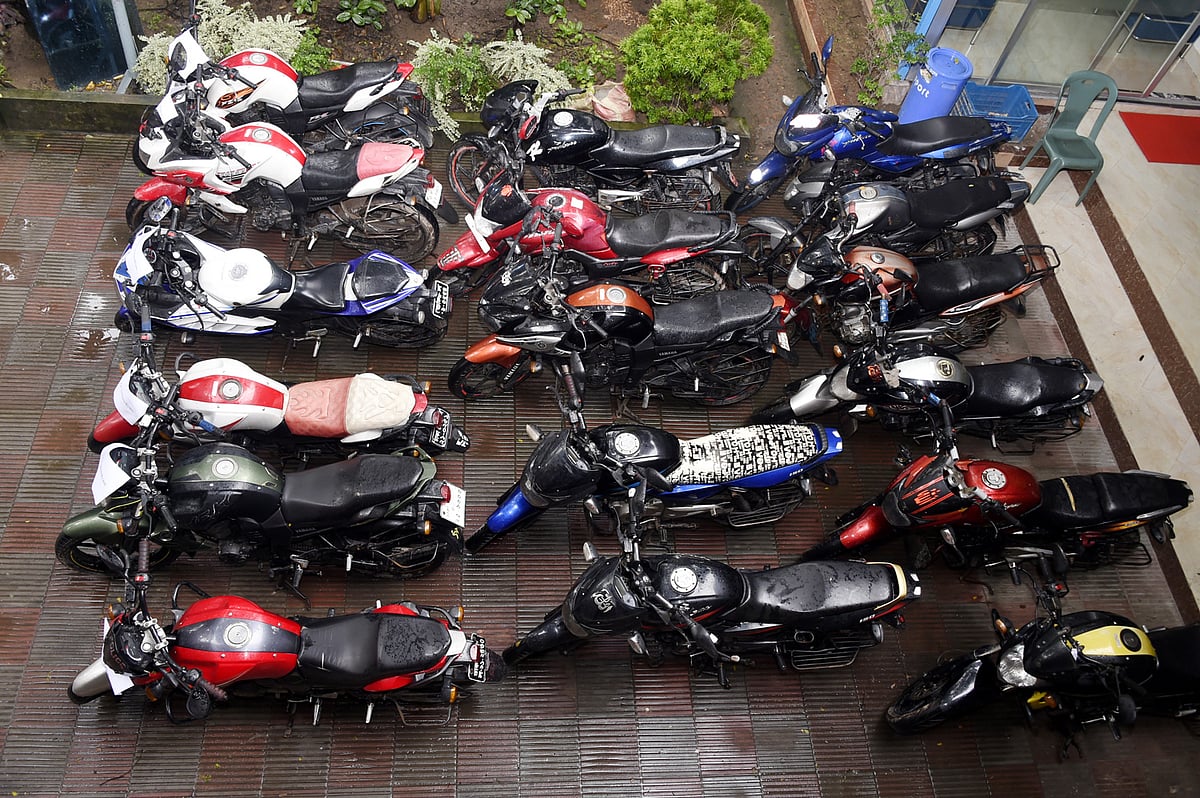 চোর চক্রের কাছ থেকে চুরি করা ১৮টি মোটরসাইকেল উদ্ধার করে পুলিশ। ছবি: সংগৃহীত