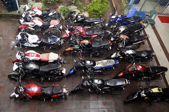 চোর চক্রের কাছ থেকে চুরি করা ১৮টি মোটরসাইকেল উদ্ধার করে পুলিশ। ছবি: সংগৃহীত