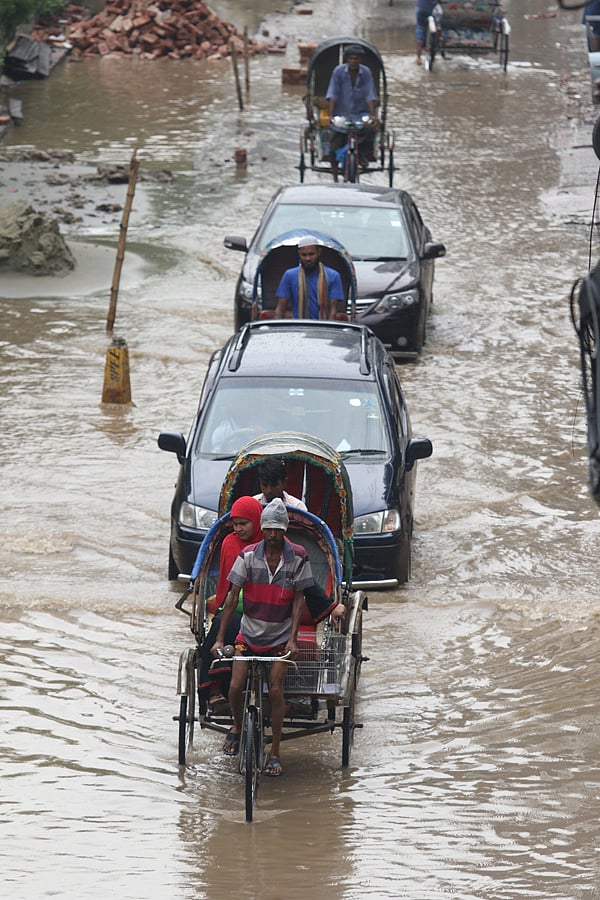 জলাবদ্ধতার কারণে ধীরে চলছে যানবাহন। মতিঝিল সরকারি বালিকা উচ্চবিদ্যালয় এলাকা, ঢাকা। ছবি: আবদুস সালাম