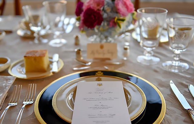 নৈশভোজের তালিকায় ছিল স্টেক, কর্ন, পনিরসহ মজাদার অনেক খাবার। ছবি: এএফপি