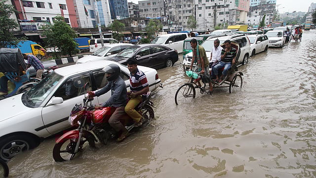 জলাবদ্ধতার কারণে সড়কে যানজটের সৃষ্টি হচ্ছে। ইনার সার্কুলার রোড, আরামবাগ, ঢাকা। ছবি: আবদুস সালাম