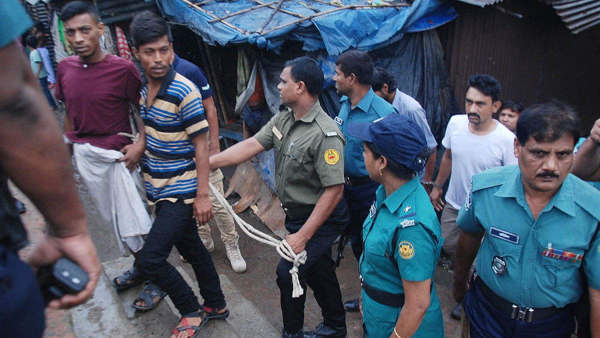 গেন্ডারিয়ায় মাদকবিরোধী অভিযান চালিয়ে ২৮জনকে আটক করা হয়। ছবি: ফোকাস বাংলা