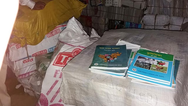 বাগেরহাট শহরের একটি ভাঙারির দোকান থেকে শিক্ষার্থীদের মধ্যে বিনা মূল্যে বিতরণের জন্য দেওয়া জাতীয় শিক্ষাক্রম ও পাঠ্যপুস্তক বোর্ডের (এনসিটিবি) ১৬ বস্তা বই উদ্ধার করা হয়েছে।