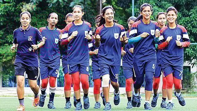 ক্রীড়াঙ্গনে বিনিয়োগ করলে যে ফল মেলে, তার সবচেয়ে বড় প্রমাণ মেয়েদের ফুটবলে সাফল্য। ছবি: প্রথম আলো