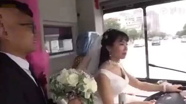 চীনে বিয়ের দিন এই কনে বাস চালিয়ে বিয়ের আসরে গেছেন। এ সময় তাঁর পরনে ছিল বিয়ের সাদা গাউন। পথে এক জায়গায় বাস থামিয়ে বরকেও তুলে নেন তিনি। ছবিটি টুইটার থেকে নেওয়া