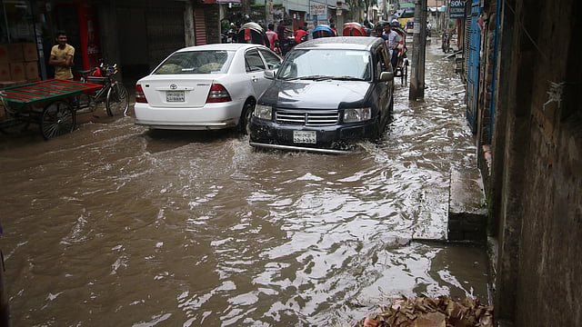 খিলগাঁওয়ের তিলপাপাড়ার ৯ নম্বর সড়কে পানি। ছবি: আবদুস সালাম