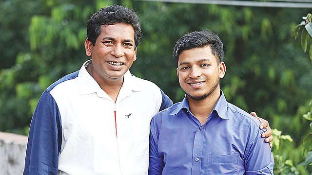 মোশাররফ করিমের সঙ্গে আনন্দ কুইজ বিজয়ী হাবিবুর রনি। ছবি: খালেদ সরকার