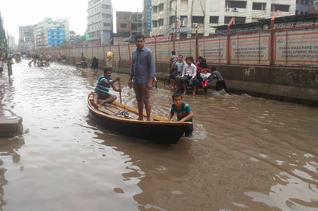 পানি জমলে বেগম রোকেয়া সরণিতে নেমে যায় নৌকা। কাজীপাড়া, ঢাকা। ছবি: প্রথম আলো